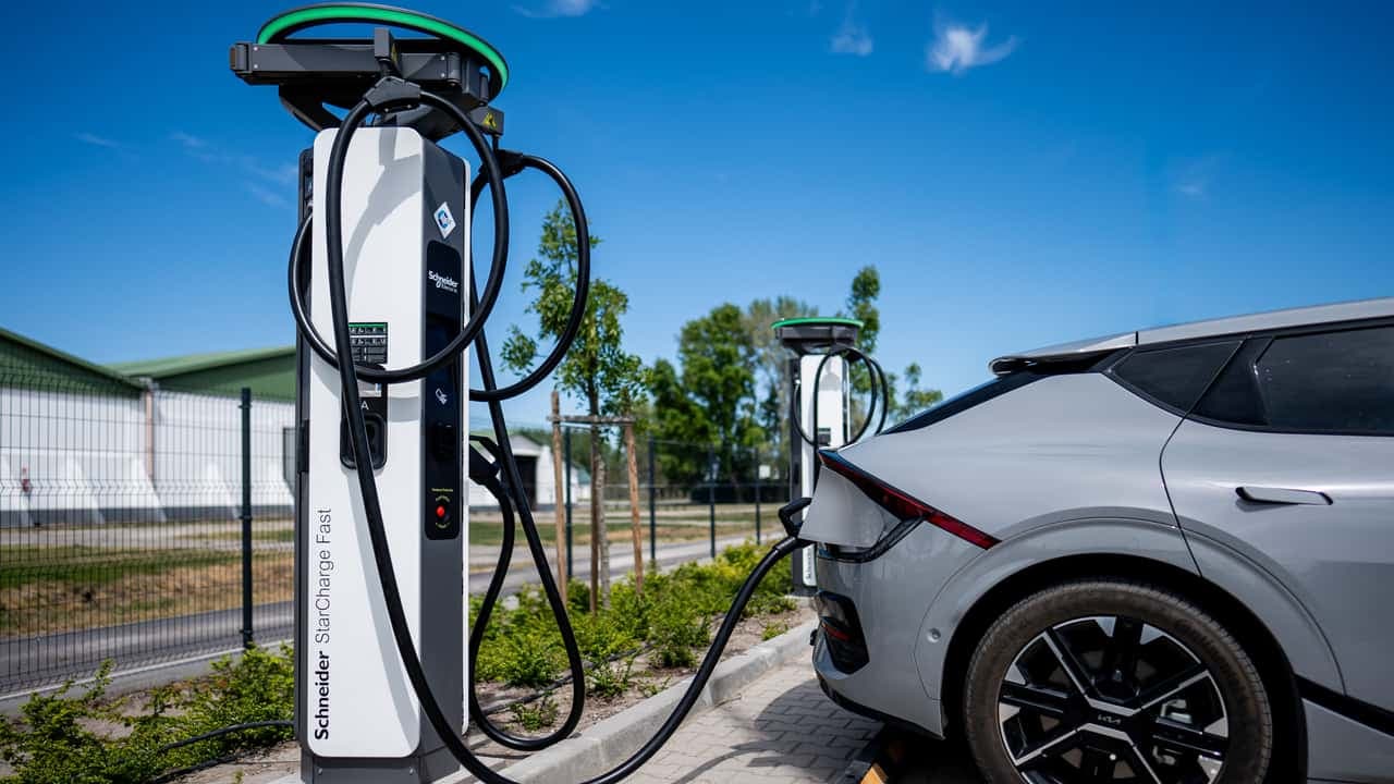 Schneider Electric présente la borne de recharge StarCharge Fast 720 kW : une révolution pour les véhicules électriques lourds