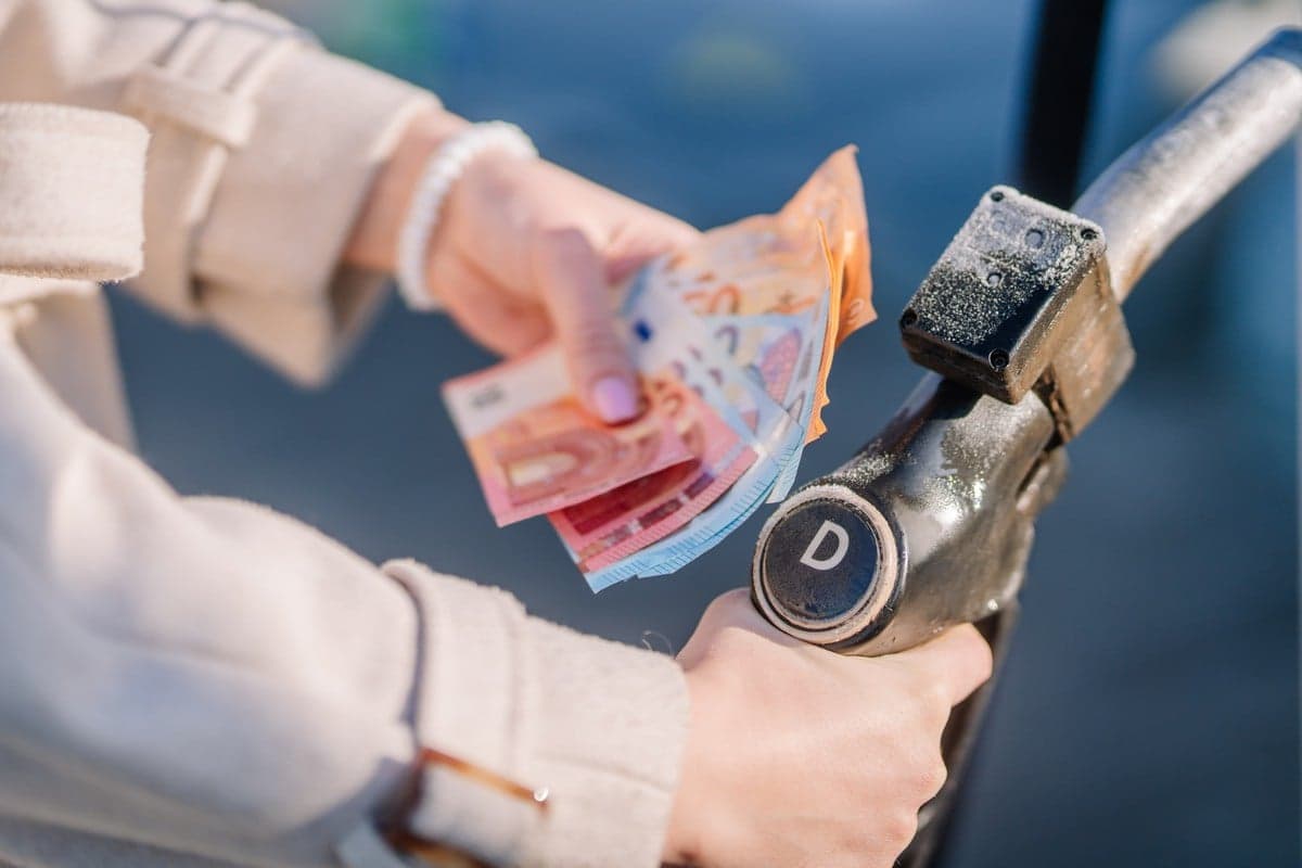 Faire le plein à l'étranger cet été : est-ce vraiment rentable ?