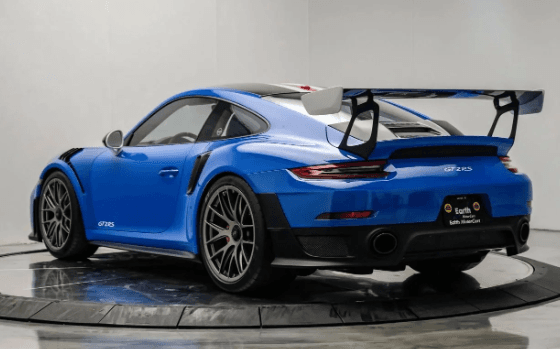 Cette Porsche 911 GT2 RS « Voodoo Blue » avec pack Weissach unique est en vente