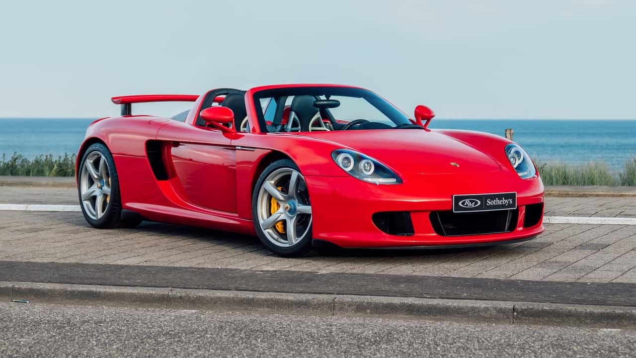 A la venta el último gran superdeportivo analógico de Porsche: el Carrera GT en Rosso Guards