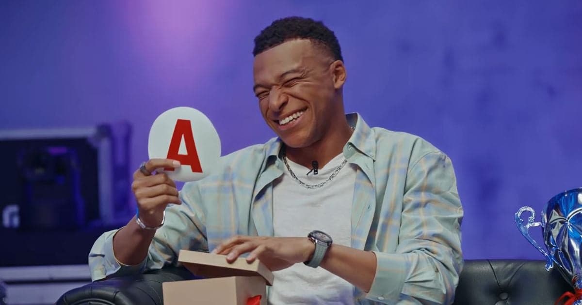 Kylian Mbappé roule sans les mains sur l'autoroute dans sa BMW iX3 électrique