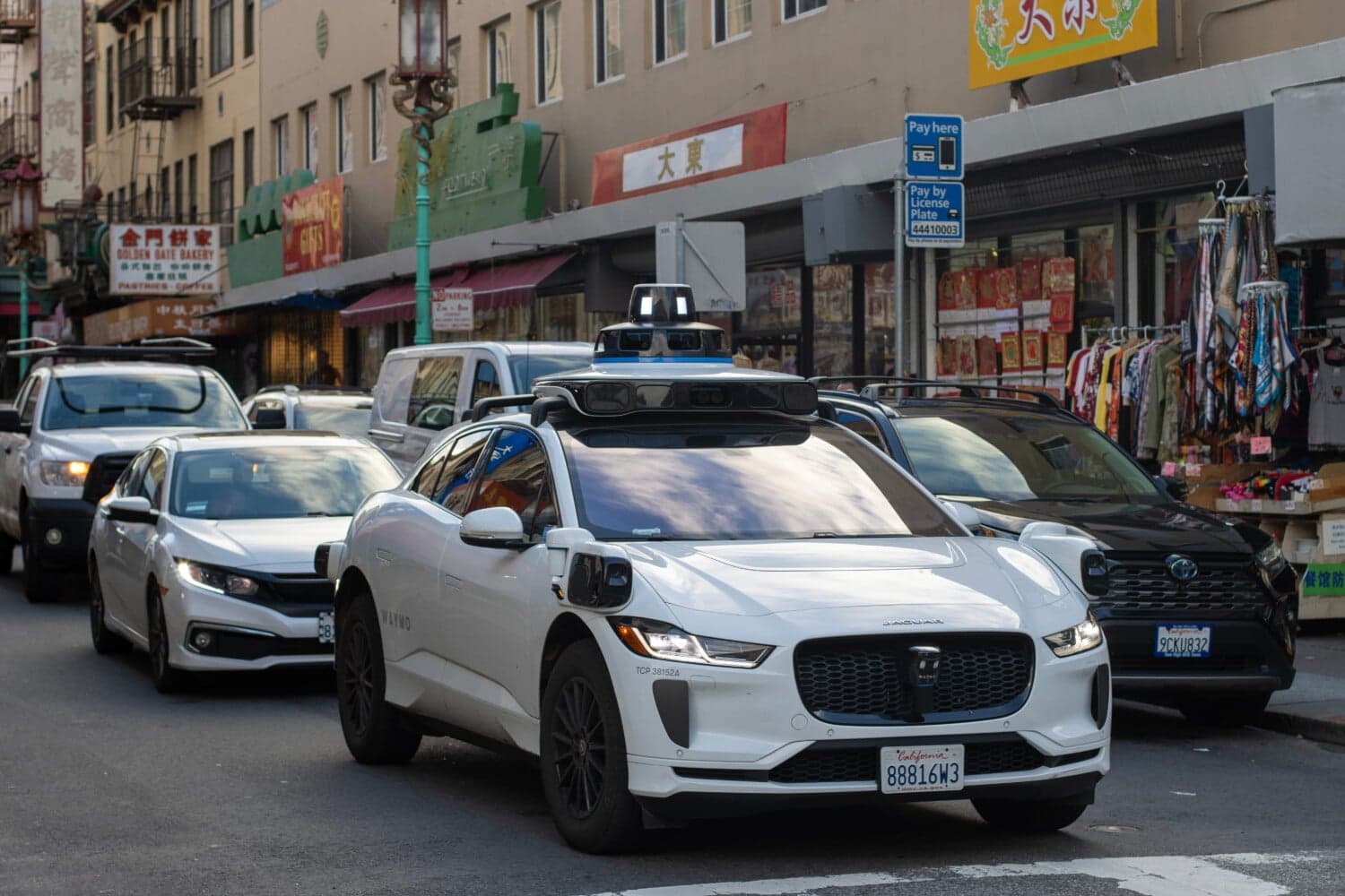 Pourquoi 3800 robotaxis Waymo sont rappelés et privés d'autoroute ?