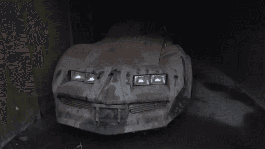 Il achète un garage abandonné pour 15 800 € et découvre une Chevrolet Corvette C3 Stingray cachée depuis des décennies