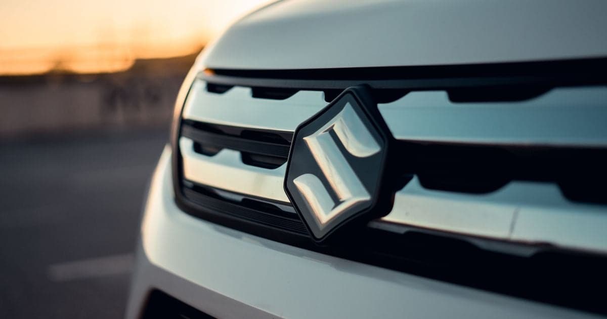 Un conducteur âgé fait fumer sa Suzuki Wagon R+ à fond de gaz : que se passe-t-il vraiment ?