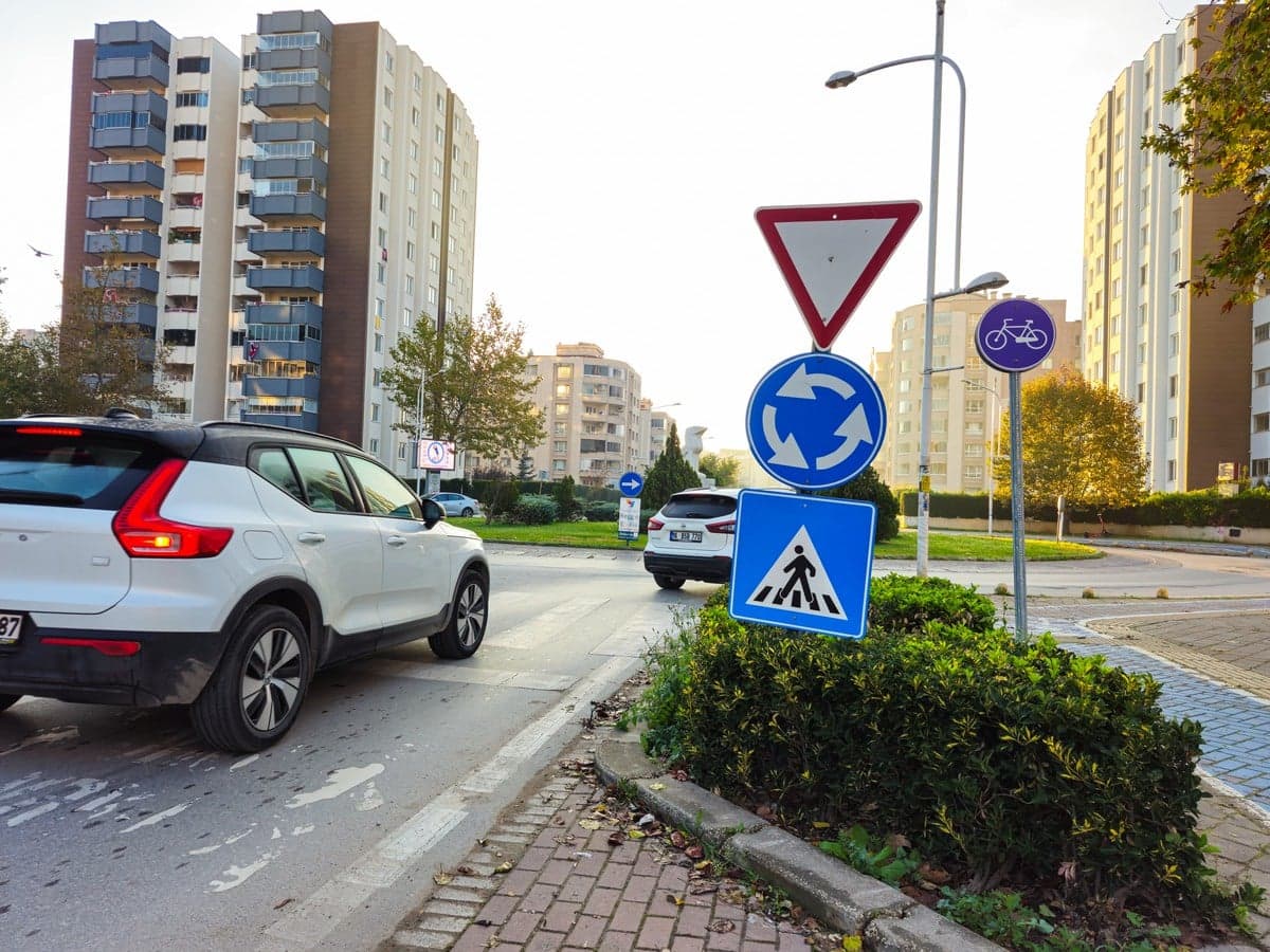Rond-points : quelles sont les règles à respecter avec vos clignotants ?