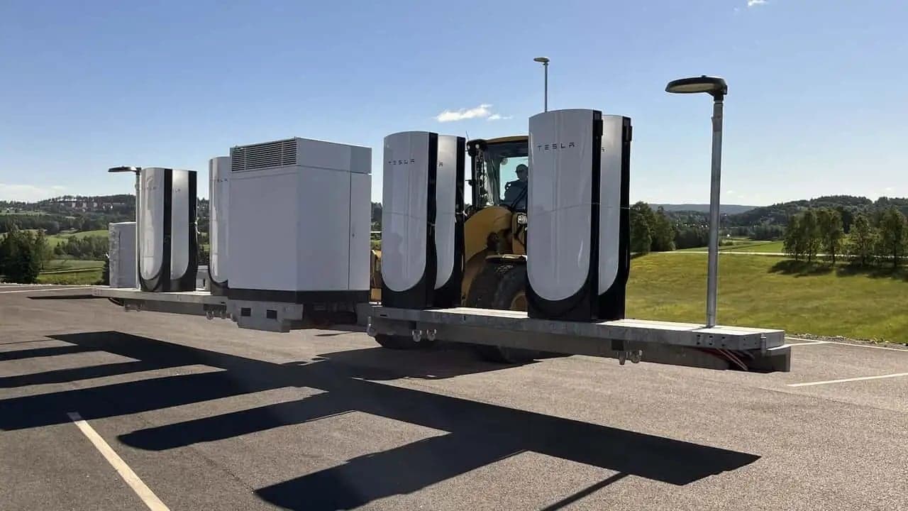 Ces nouveaux Superchargeurs Tesla arrivent pliés… et cela change tout