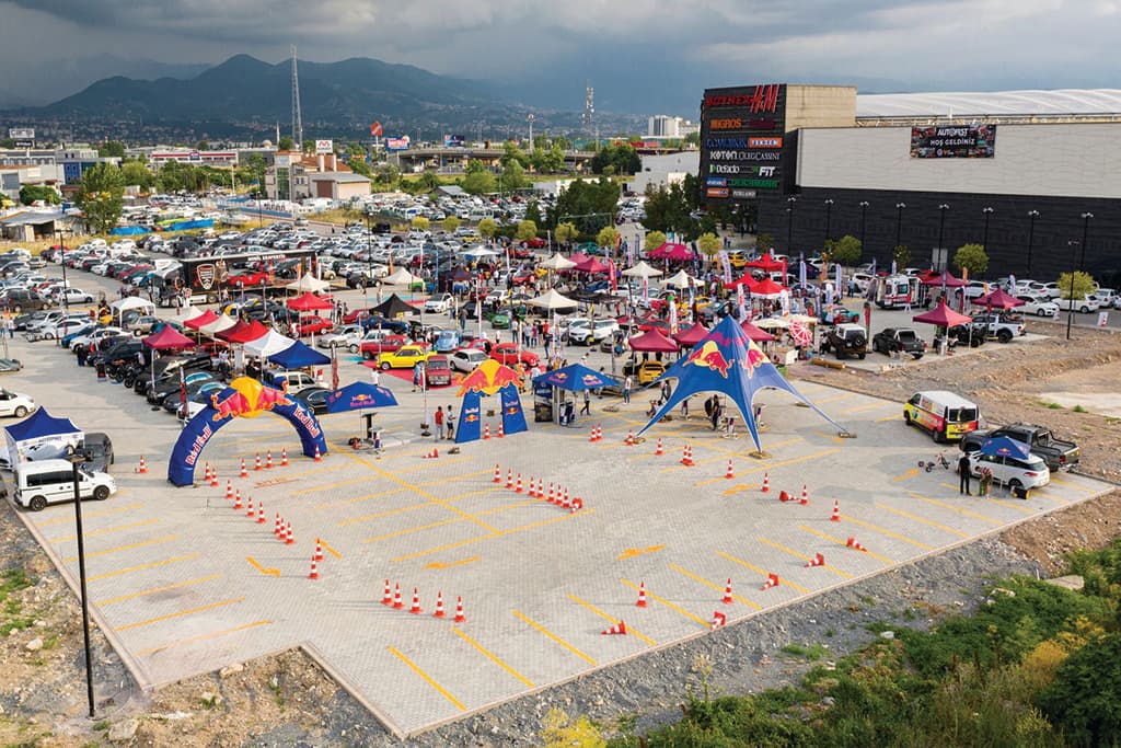 41 Burada AVM'de AutoFest Heyecanı: Otomotiv Tutkunları Buluştu