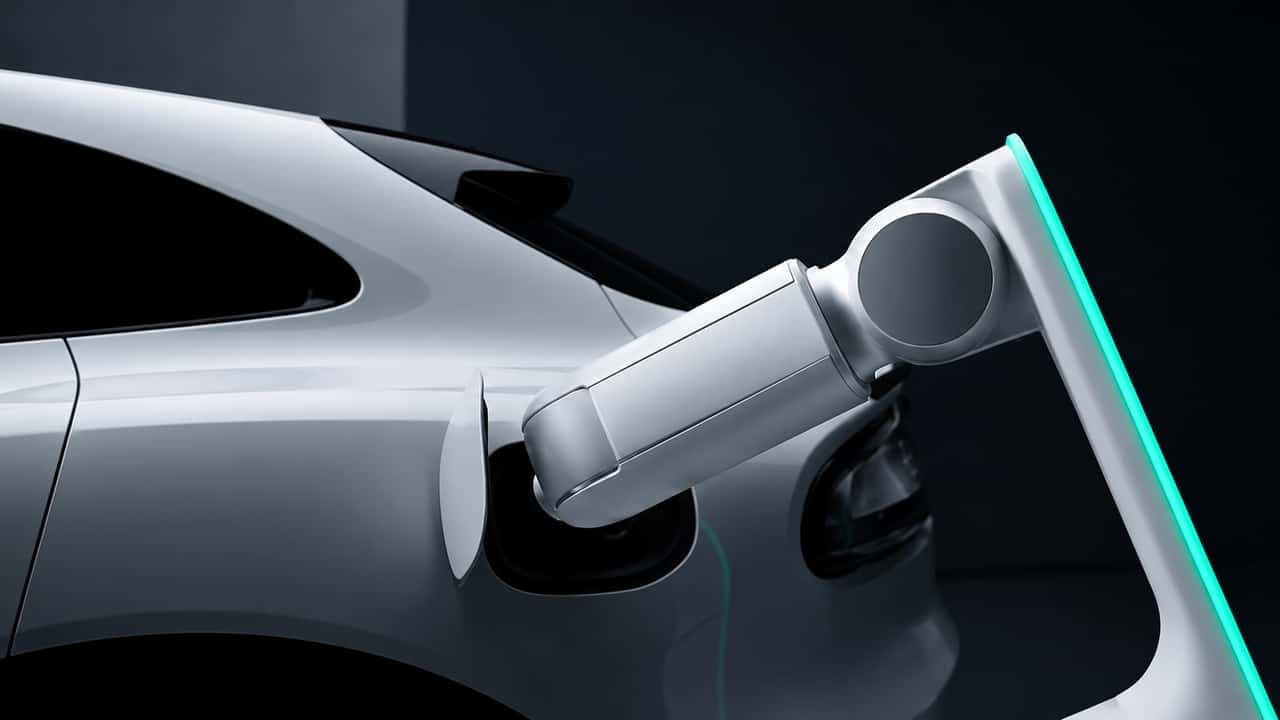 Bras robotisé de recharge : Tesla en a rêvé, Xiaomi l'a fait