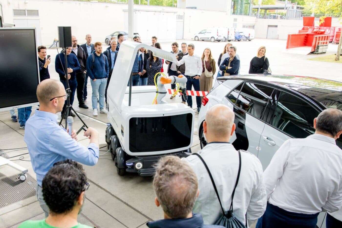 Volkswagen imagine un robot de recharge mobile pour pallier le manque de bornes électriques